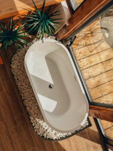 une baignoire placée dans une pièce avec des plantes dans l'établissement Luna by NorAtlas Heritage, à Varlaam 19 autres photos