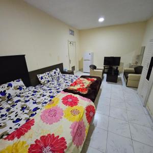 1 dormitorio con 1 cama con manta de flores en SMD-Comfydees Apartment, en Abu Dabi