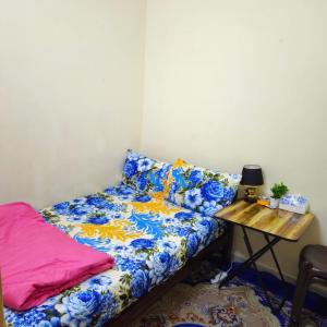 1 cama en una habitación con mesa en SMD-Comfydees Apartment, en Abu Dabi 2 fotos más
