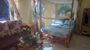 蒙巴萨Mount Zion Guest House, Mtwapa Mtomondoni的一间卧室，里面有一张床、一把椅子和一扇窗户