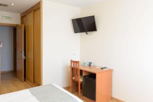 Televízia a/alebo spoločenská miestnosť v ubytovaní Hotel Alda Fogar do Mariñeiro