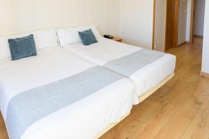 Posteľ alebo postele v izbe v ubytovaní Hotel Alda Fogar do Mariñeiro