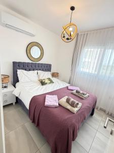 Ένα ή περισσότερα κρεβάτια σε δωμάτιο στο Peaceful Suites by the Sea +62 φωτογραφίες