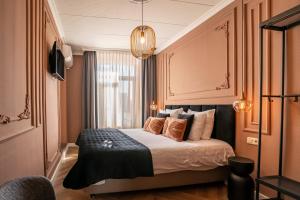 法尔肯堡Hotel Janssen的卧室里有一张带黑色床头板的床