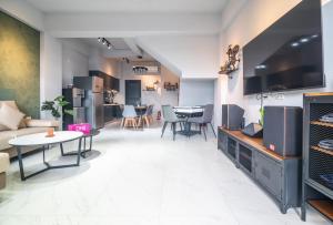 TV a/nebo společenská místnost v ubytování No 79 Corner Villa