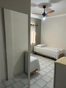 Postel nebo postele na pokoji v ubytování Hotel Parati Arapongas
