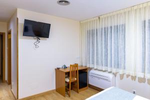 Televízia a/alebo spoločenská miestnosť v ubytovaní Hotel Alda Fogar do Mariñeiro