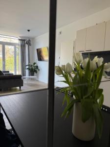 A kitchen or kitchenette at Renovated in style - Close to Hamburg