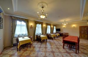 a dining room with tables and chairs and a chandelier at Gościniec Rudawski in Kamienna Góra