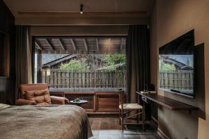 um quarto com uma cama e uma janela grande em 景德镇行山世外东篱院民宿 em Xianghu