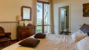Katil atau katil-katil dalam bilik di Modern Villa With View In Marche Hills +32 gambar