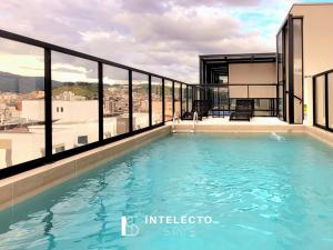 a swimming pool on the roof of a building at Apê 75 •Central, Jacuzzi, Academia, A/C, Vista Top in Poços de Caldas