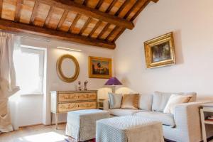 Area soggiorno di Medieval Tower With Views Of Sibillini Mountains