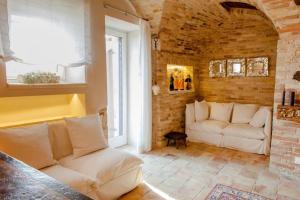 Area soggiorno di Medieval Tower With Views Of Sibillini Mountains