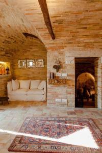 Area soggiorno di Medieval Tower With Views Of Sibillini Mountains