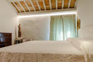 Letto o letti in una camera di Medieval Tower With Views Of Sibillini Mountains