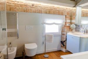 un bagno con un water e un lavandino di Medieval Tower With Views Of Sibillini Mountains a Magliano di Tenna Altre 31 foto