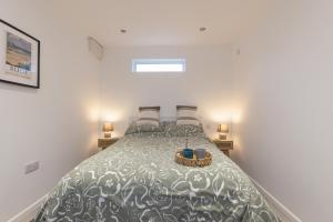 1 dormitorio con 1 cama en una habitación con paredes blancas en Rockpool - Bude, en Bude 36 fotos más