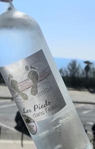 Face à la mer appartement vue mer Portiragnes plage proche Cap d'agde Vias Valras-plage Méditérranée في بورتيراني: زجاجة مياه مع علامة عليها