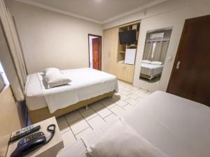 Postel nebo postele na pokoji v ubytování Hotel Parati Arapongas