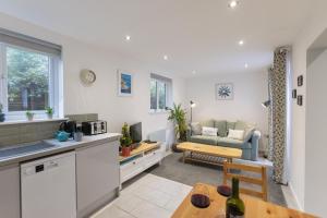 Una cocina y una sala de estar con un sofá y una mesa. en Rockpool - Bude, en Bude