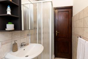 Koupelna v ubytování MRB Real Estate - Maison dei Lentischi - Monolocale in Résidence con Piscina + 18 fotografií
