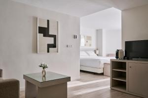 Łóżko lub łóżka w pokoju w obiekcie Hotel Helios Costa Tropical
