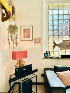 een woonkamer met een bank en een tafel bij surf house in Lido di Ostia +21 foto's