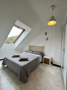 a bedroom with a bed and a window at Atico en Tina Mayor in Unquera