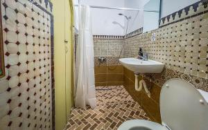 um banheiro com vaso sanitário e pia em Tangiers Hostel em Tânger
