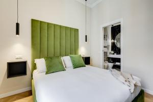 Postel nebo postele na pokoji v ubytování Dionigi 43 Private Suites by Premium Suites Collection