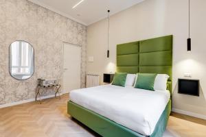 Postel nebo postele na pokoji v ubytování Dionigi 43 Private Suites by Premium Suites Collection + 107 fotografií