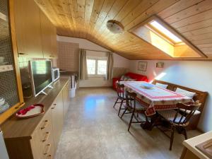 PeraにあるAppartamento Francaのキッチン、ダイニングルーム(テーブル付)