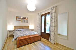 um quarto com uma cama e uma janela em Royal Sea House em Cefalù