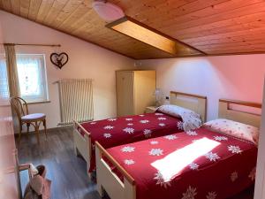 PeraにあるAppartamento Francaのベッド2台とテーブルと椅子のある寝室