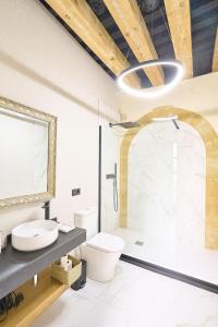 Un baño con un inodoro blanco y un lavabo. en Apartamentos propia Plaza Mayor collection Luxury, en Salamanca