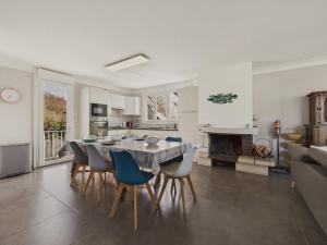 a kitchen and dining room with a table and chairs at À 150m de la mer, maison pour 4 - Piriac-sur-Mer in Piriac-sur-Mer
