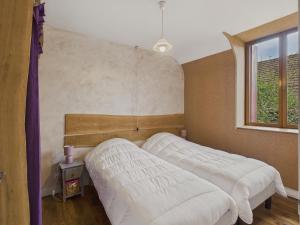 une chambre avec deux lits et une fenêtre dans l'établissement Charmante maison en pierre pour 6 - Valojoulx, à Castang