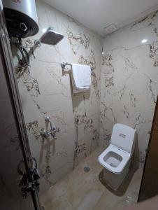 バラナシにあるVandana Guest Houseの小さなバスルーム(トイレ、シャワー付) +43枚の写真