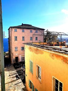 Το κτήριο όπου στεγάζεται  το διαμέρισμα