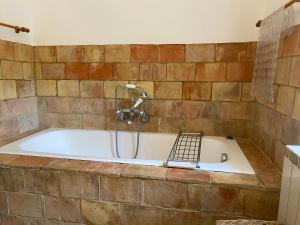 La salle de bains est pourvue d'une baignoire et d'une douche. dans l'établissement La Bastide des Chênes Lacoste, à Lacoste 51 autres photos
