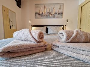 Łóżko lub łóżka w pokoju w obiekcie Cozy Room Albina