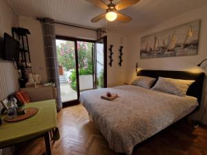sypialnia z łóżkiem z pluszowym misiem w obiekcie Cozy Room Albina w Bašce