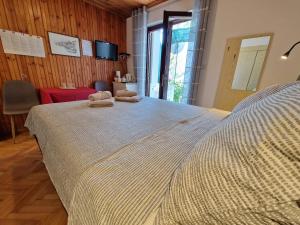 Łóżko lub łóżka w pokoju w obiekcie Cozy Room Albina
