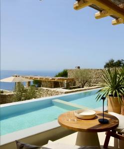 Bazén v ubytování HOTIDAY Room Collection - Mykonos Fanari nebo v jeho okolí