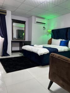 Ένα ή περισσότερα κρεβάτια σε δωμάτιο στο Glandov Suites