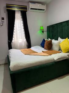 Ένα ή περισσότερα κρεβάτια σε δωμάτιο στο Glandov Suites