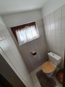 SzigetszentmártonVízparti Relax Fun and Home Szigetszentmárton的带马桶和窗户的小浴室 更多13张照片