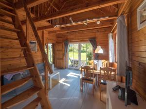 een kamer met een trap in een blokhut bij Schmidt's Ferienhäuser bei Zingst in Lüdershagen +55 foto's