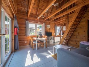 een woonkamer met een tafel in een houten huis bij Schmidt's Ferienhäuser bei Zingst in Lüdershagen